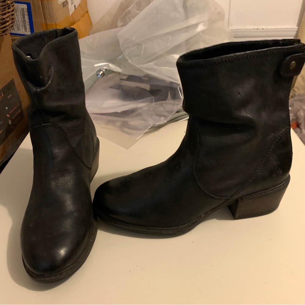 Timberland womens black ankle boots with back zipper and snap size 7